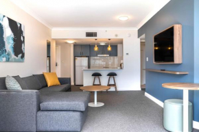 Modern 1-Bed Close To Transport and Shopping Hubs